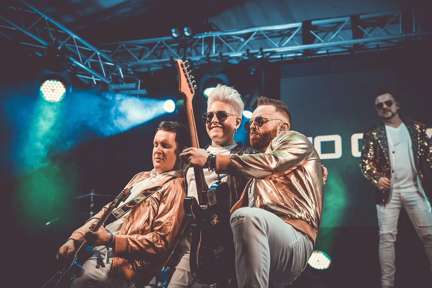 Die Band NO CHANGE in goldenen Bühnenoutfits