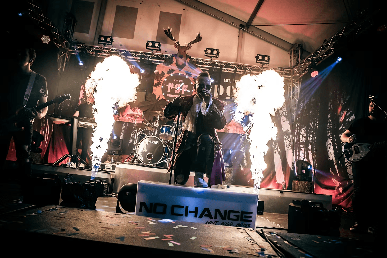 NO CHANGE live auf der Bühne mit Pyro-Show und Banner