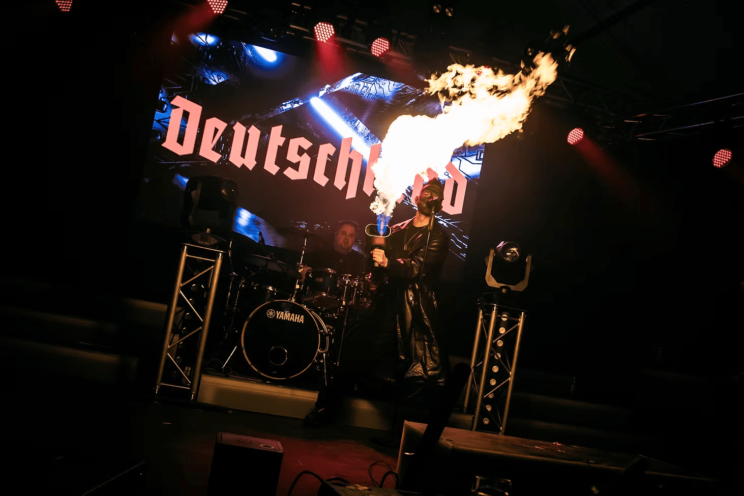Feuershow bei einem NO CHANGE Konzert